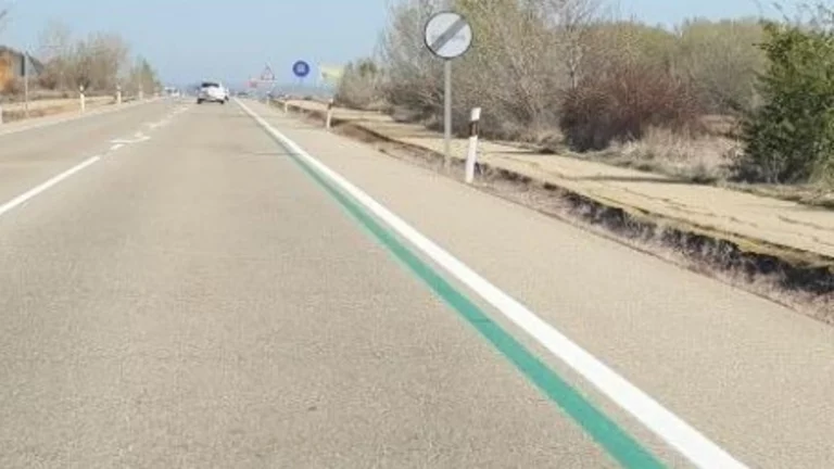 La línea verde de la DGT: ¿Una solución eficaz o un nuevo problema para el conductor?