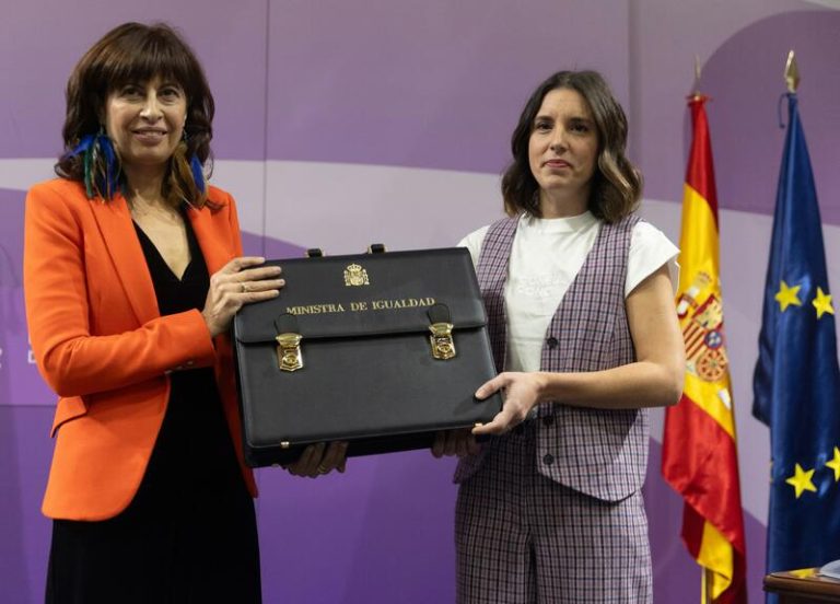 Ana Redondo se compromete a trabajar «duro» y agradece a Irene Montero su «intenso trabajo» en Igualdad
