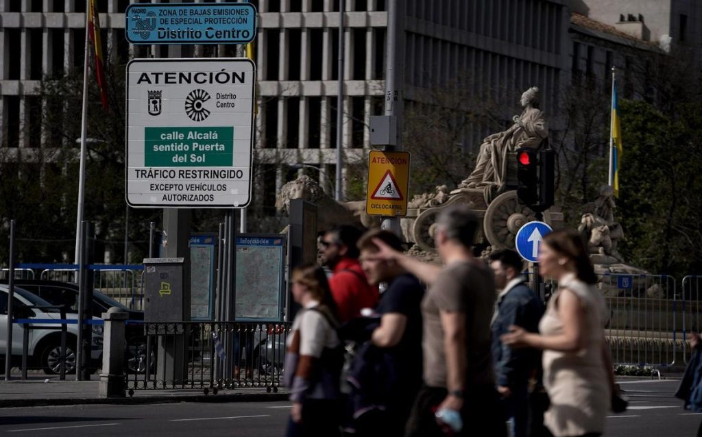 Dgt: En Madrid Central No Pueden Circular Coches Sin Etiqueta