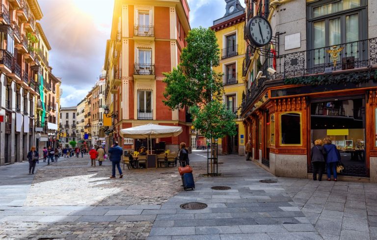 Madrid apuesta por la inversión de Pescaderías Coruñesas para impulsar el Barrio de las Letras