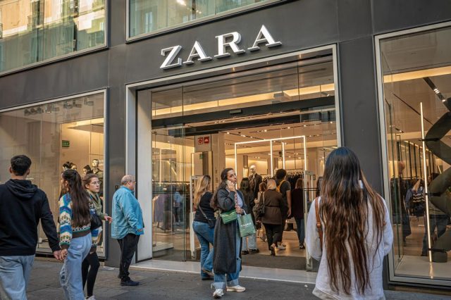Zara Deslumbra Con Vestido Plateado Y Espectacular Escote En La Espalda, La Elección Perfecta Para Navidad