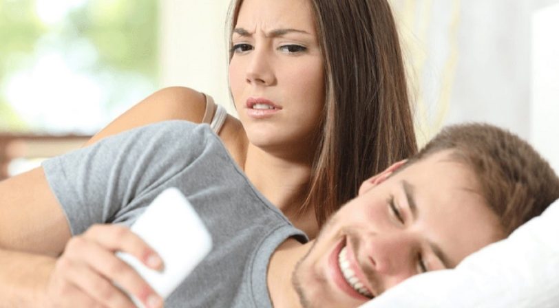¿No entiendes por qué tu pareja sigue flirteando con otras personas? Aquí te comentamos las razones