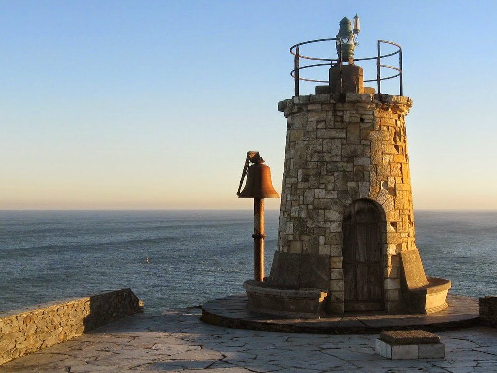Dos faros, una historia. El fascinante legado de Ortiguera en la Costa Asturiana