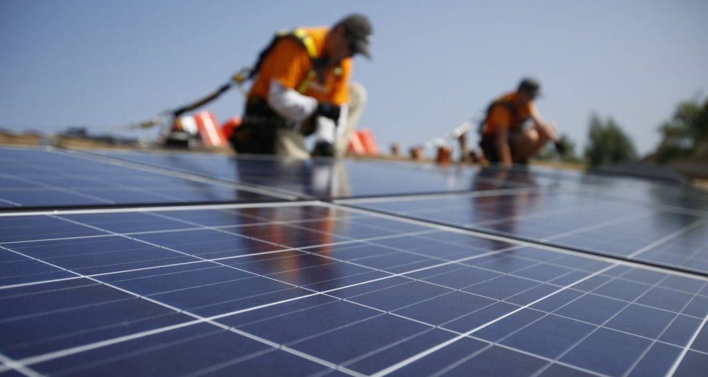 La Energía Solar Y Eólica Bajan Los Precios, Pero El Gobierno Asesta El Golpe En La Factura