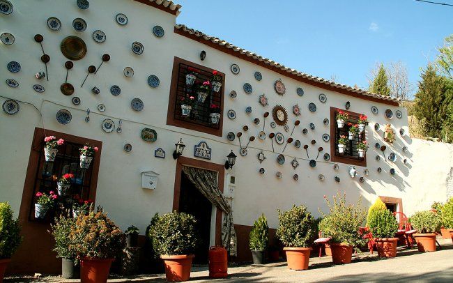 Entre Casas Encaladas Y Colores Vibrantes