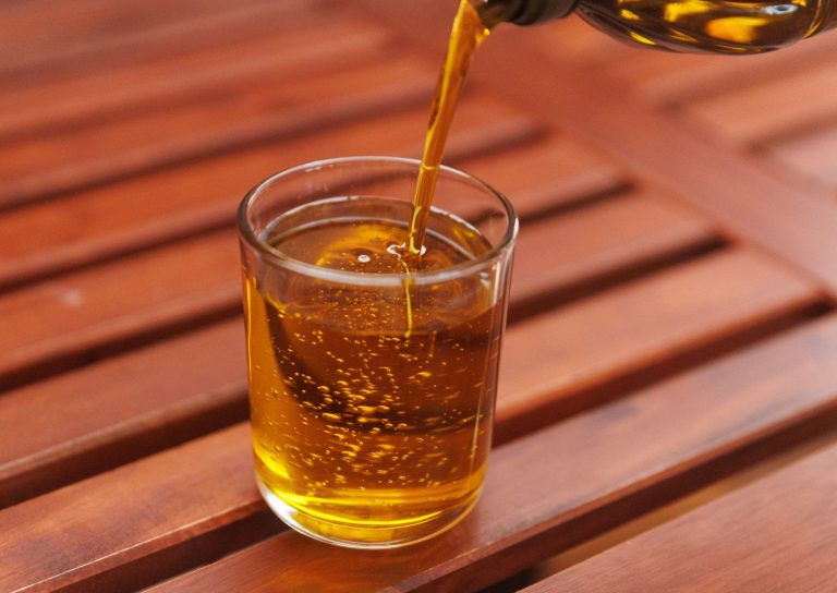 El aceite de oliva baja de precio de origen, pero sigue caro en el mercado