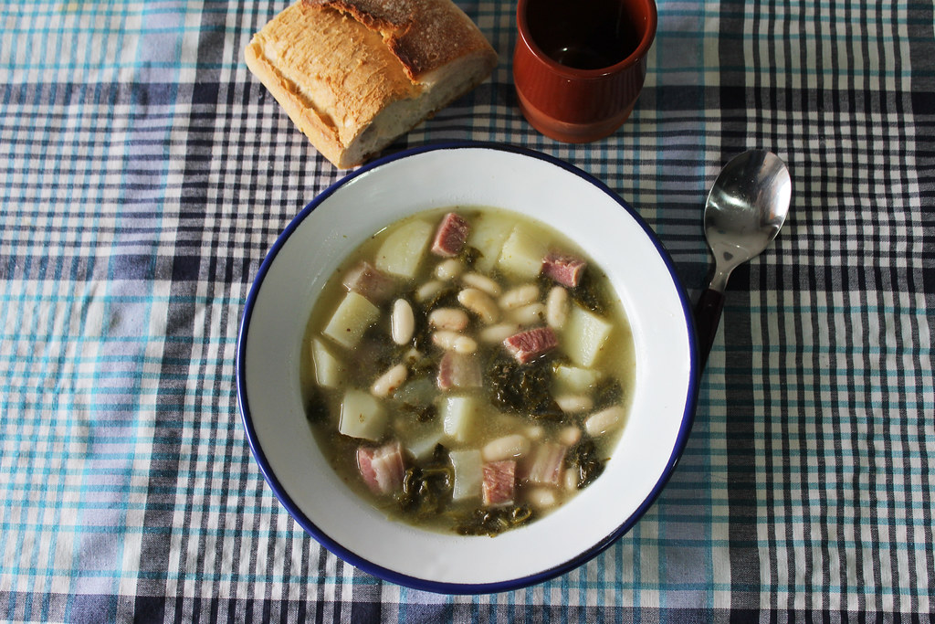 Caldo gallego para quedarse abrigado en casa
