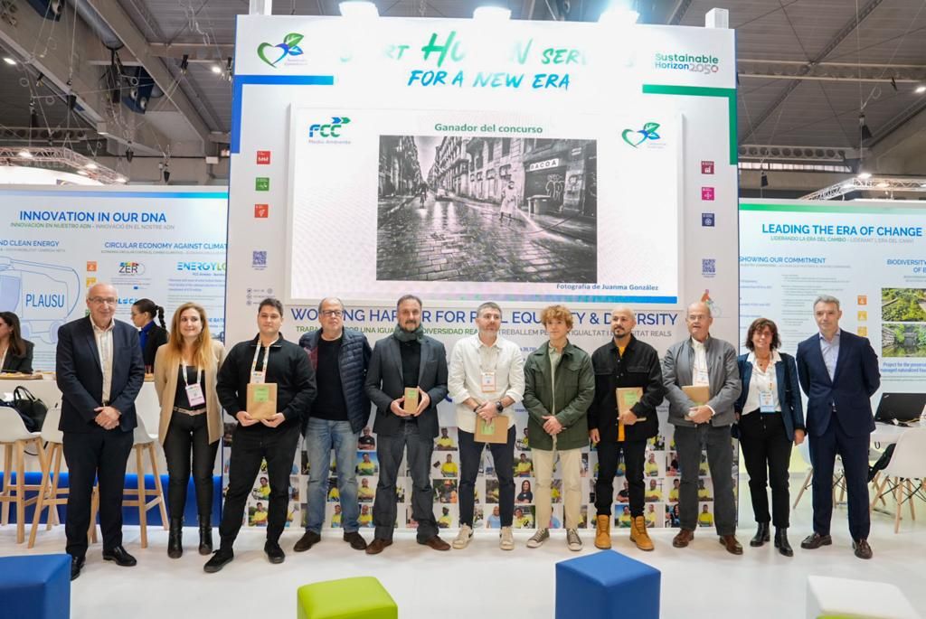 FCC Medio Ambiente entrega los premios de su concurso de fotografía "La Millor Barcelona amb FCC" 1 Foto de Familia