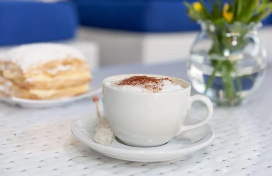 La curiosa cafetería en Granada que te pone hora de salida y tiempo límite de consumo