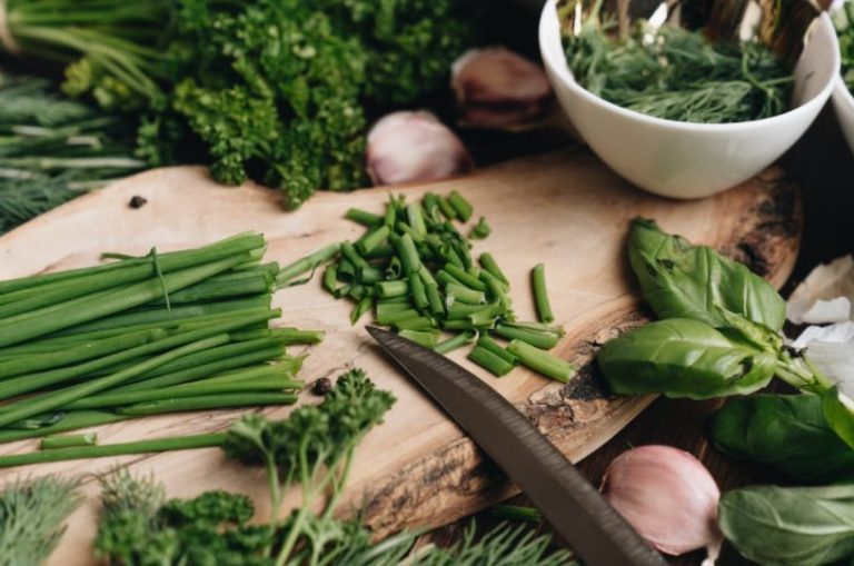 La poderosa hierba que debes agregar a tu dieta para una alimentación saludable y te ayudará a desaparecer tus cicatrices
