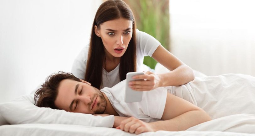 ¿No entiendes por qué tu pareja sigue flirteando con otras personas? Aquí te comentamos las razones