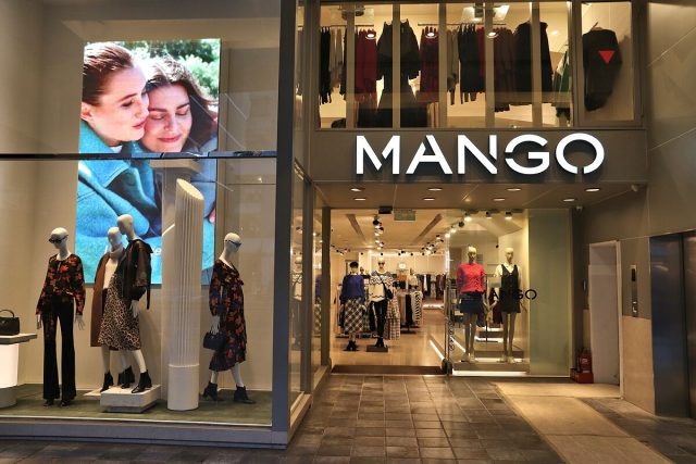 No Te Pierdas La Oferta Mango Rebaja Su Abrigo ‘Best Seller’ A Más Del 50%, Perfecto Para El Frío Y La Lluvia