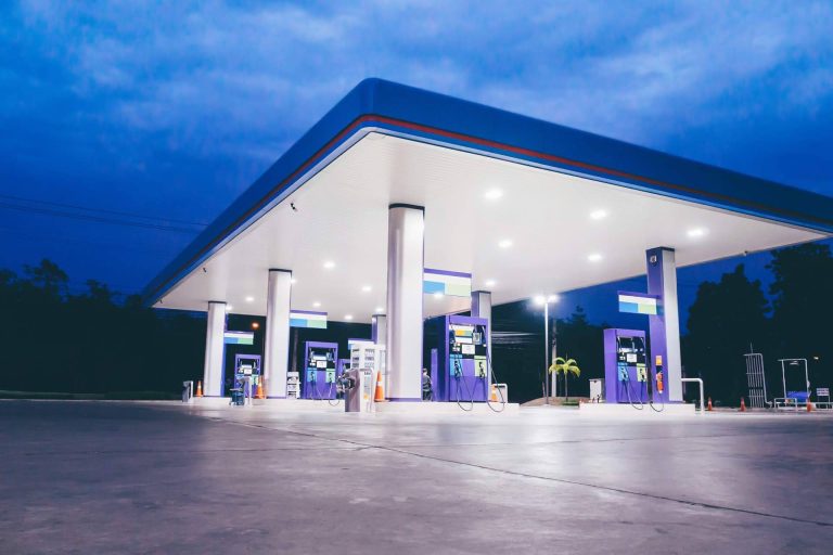 Ahorrar combustible en un coche con los consejos de Enginer
