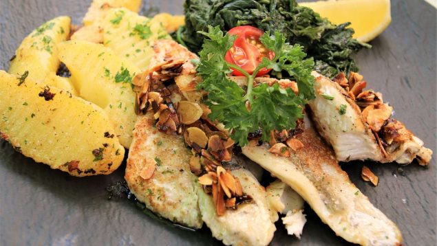 Merluza en almendra y salsa de mango: una sencilla delicia culinaria lista en pocos pasos e irresistible