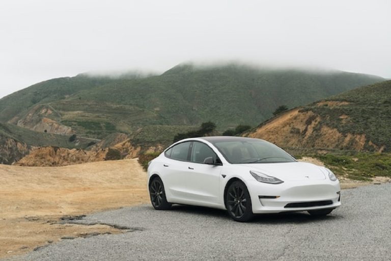Los coches eléctricos de Tesla podrán recargarse en casa con energía solar
