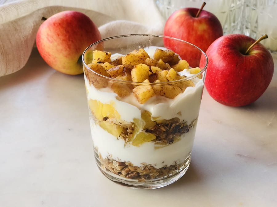 El plan perfecto: yogur natural de marca blanca y fruta troceada
