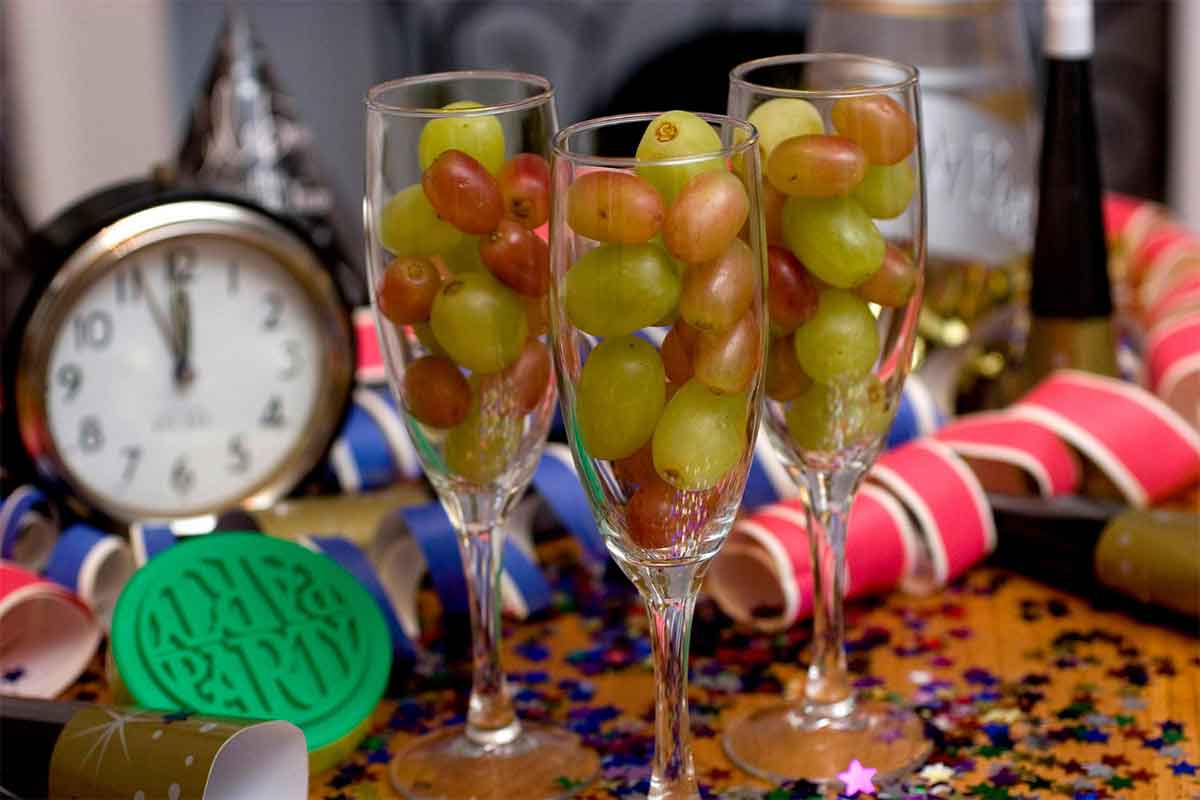 ¡Vaya Diferencias! Esto Lo Que Comen En Otros Países Del Mundo Por Nochevieja O Año Nuevo 3 El Ritual De Las Campanadas: Las Doce Uvas De España