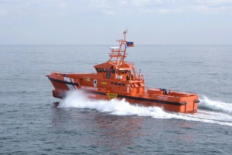 Rescatada una nueva patera con 54 migrantes a unas 62 millas de Lanzarote