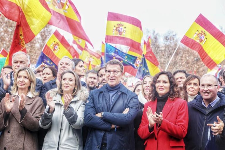 Feijoo ataca a Sánchez: «No se negocia en la clandestinidad la democracia de España»