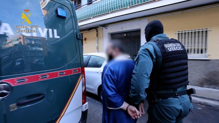 Detenido en Madrid un imán por captar para DAESH a menores a los que daba clases de árabe
