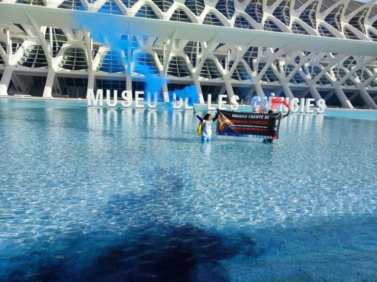 Tiñen de negro un estanque de la Ciudad de las Artes y las Ciencias para denunciar la COP28