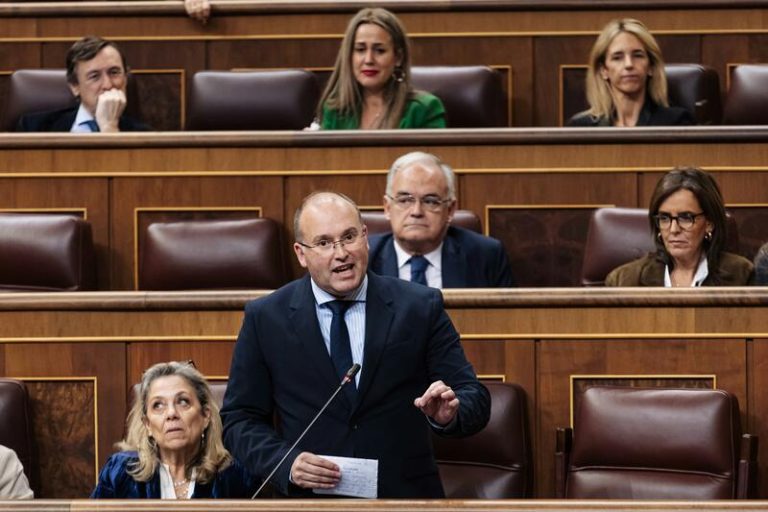 Tellado cuestiona que Díaz pueda dirigir Trabajo tras romper su partido y la vicepresidenta presume de Gobierno estable