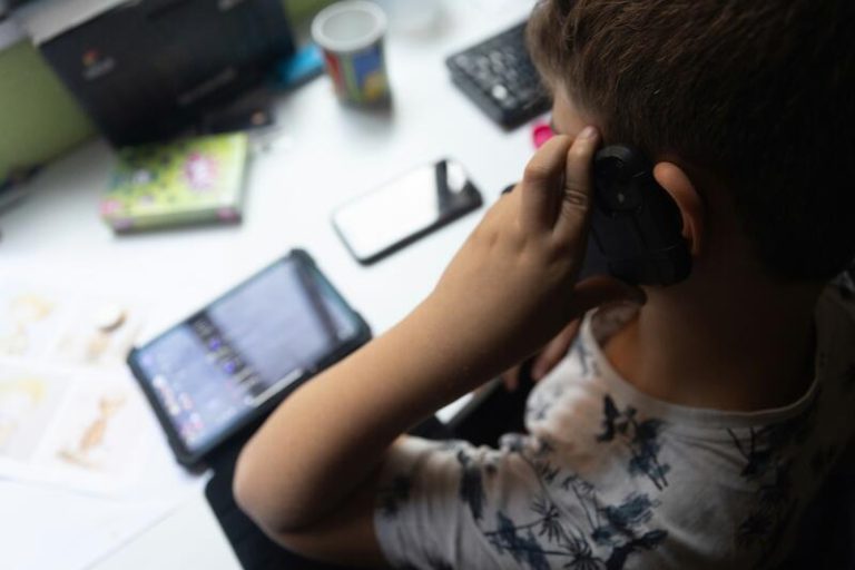 C.Valenciana defiende que el uso de móviles en las escuelas está «detrás de muchos casos» de bullying