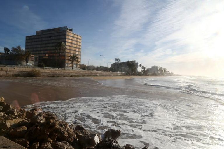 Vientos fuertes y oleaje en el tiempo de este viernes 15 de diciembre, con cielos soleados en toda España