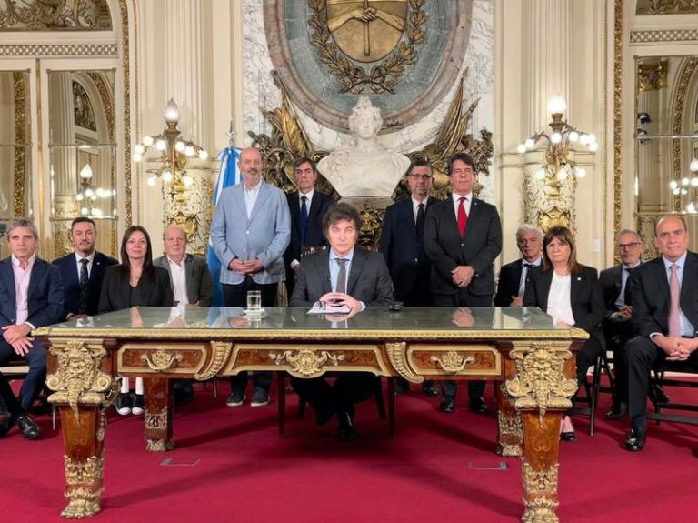 Milei saca la motosierra en Argentina: más de 300 medidas para desregular y privatizar empresas públicas