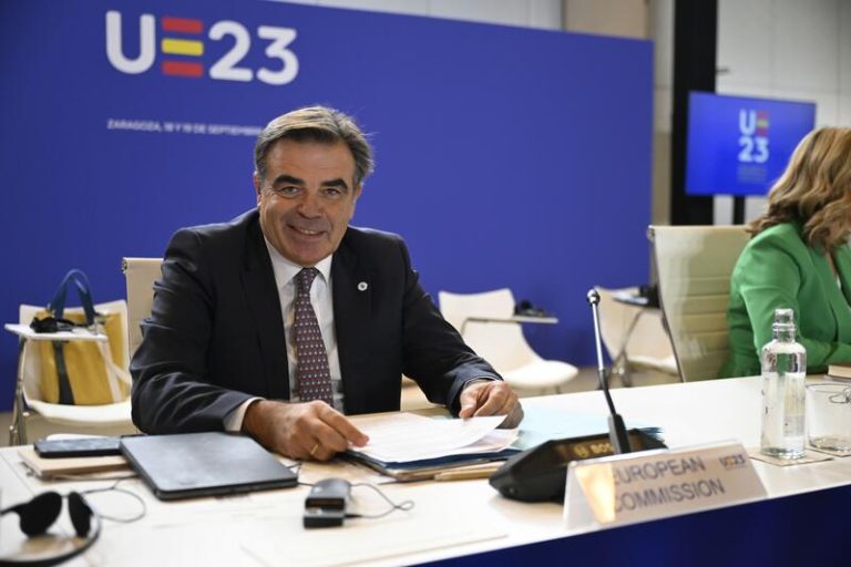 Margaritis Schinas confía en que el Pacto de Migración reducirá llegadas porque se sabrá que Europa «tiene un escudo»
