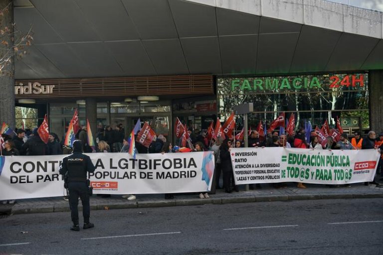 Decenas de personas protestan en Asamblea Madrid por presupuestos «de desigualdad» y modificación leyes LGTB y Trans