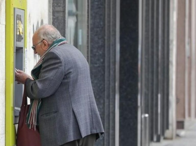 Desde mañana, los bancos no cobrarán comisiones por retirar efectivo en ventanilla a mayores de 65 años