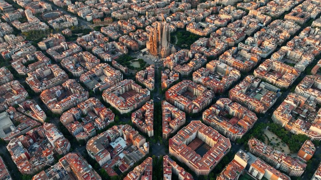 Barcelona: Vanguardia Arquitectónica Bajo La Influencia De Phi  Con Un 81,9 %