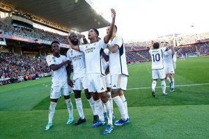 En Un Juego Táctico, El Real Madrid Exhibe Una Calma Calculada En Su Búsqueda De Kylian Mbappé. En El Bernabéu, La Gestión Del Tiempo Se Convierte En Una Danza Reflexiva, Desprovista De Desesperación O Urgencia. La Conciencia Imperante Es Que El Futuro Está Robustamente Resguardado Con Talentos Emergentes Como Bellingham, Vinicius, Rodrygo Y Endrick. Sin Embargo, En La Misma Medida, El Club Blanco Es Consciente De Que Oportunidades Como La De Mbappé Son Joyas Raras Que No Pueden Pasarse Por Alto. Así, El Real Madrid Teje Su Estrategia Con La Serenidad De Quien Entiende Que La Grandeza Se Construye Tanto En El Presente Como En La Visión A Largo Plazo, Desplegando Sus Cartas Con Paciencia Y Perspicacia En Este Intrigante Tablero De Fichajes.