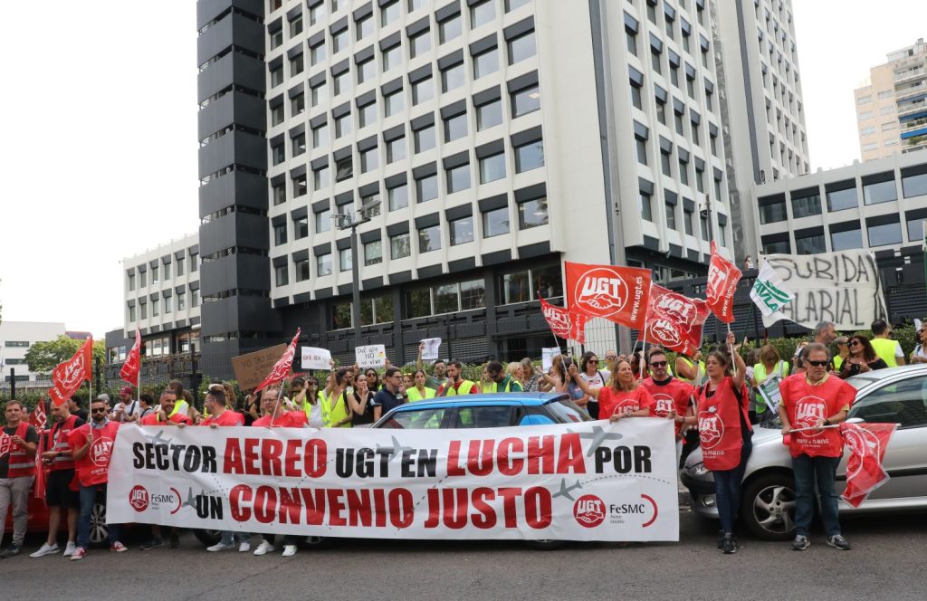Los Sindicatos E Iberia Entran En Guerra Con Amenaza De Huelga En Fin De Año 2 Europapress 4643662 Grupo Personas Sostiene Pancarta Ugt Concentracion Tripulantes Cabina Tcp