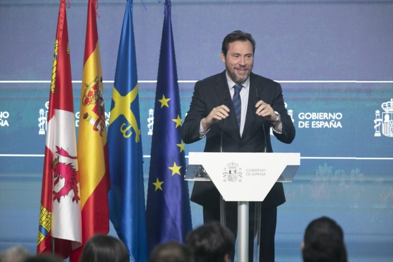 Óscar Puente intenta engancharle a Ayuso el desastre del Cercanías