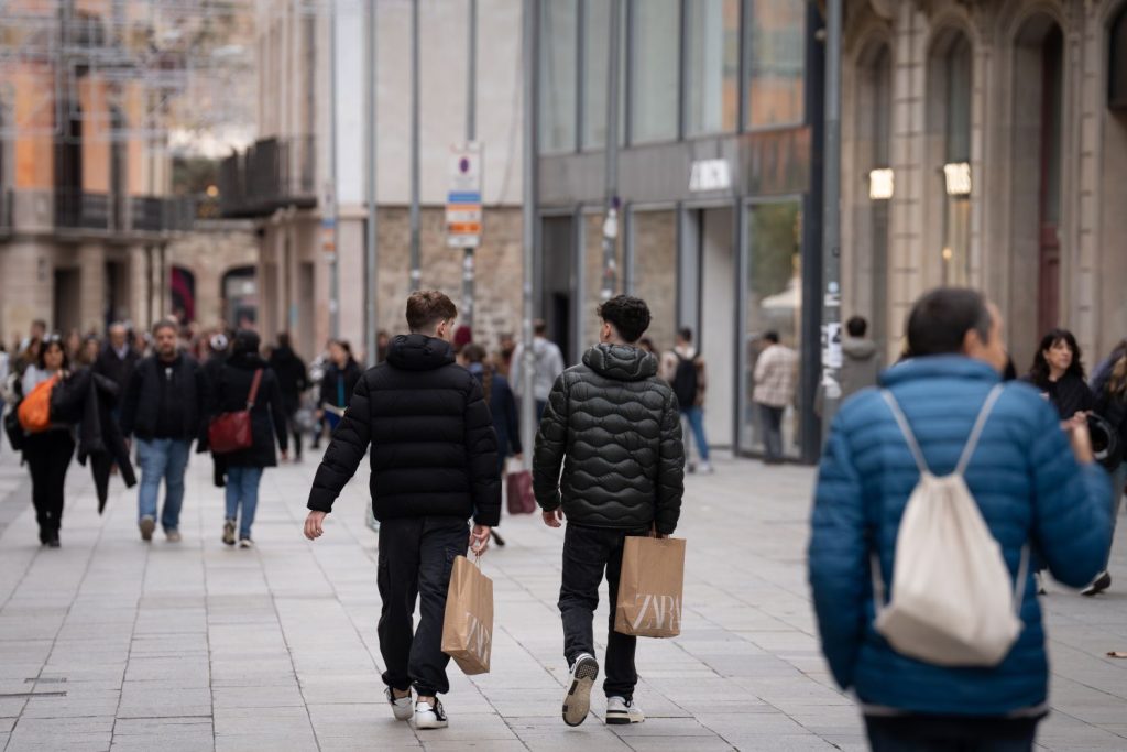 Los Españoles Pese A La Inflación Gastarán De Media Unos 440 Euros En Navidades 2 Europapress 5615364 Jovenes Sujetan Bolsas Compras Campana Navidad Diciembre 2023 Barcelona 1