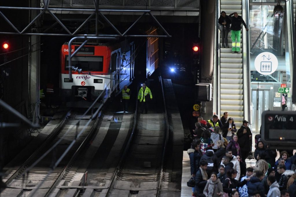 Europapress 5621817 Tren Descarrilado Estacion Puerta Atocha Almudena Grandes Diciembre 2023 1