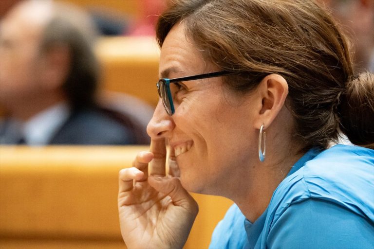 Mónica García ignora a la hostelería en su plan antitabaco