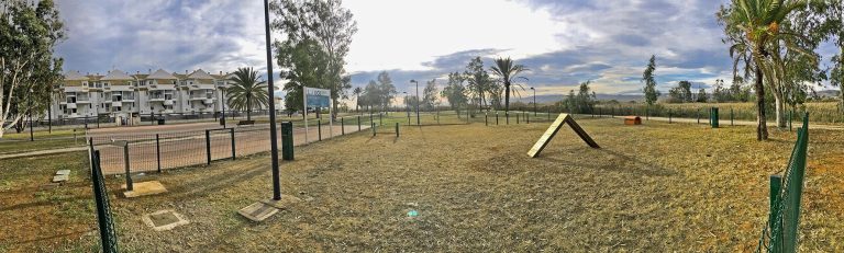 Ayuntamiento Torreblanca abre nuevo "Gos Park" con juegos agility para mascotas