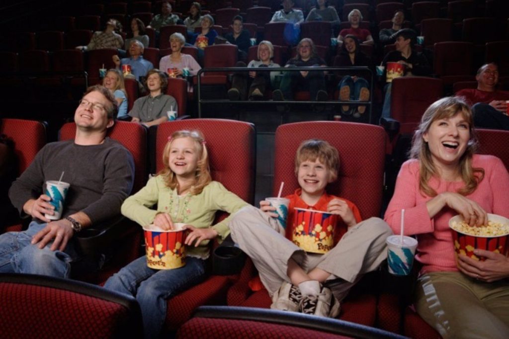 Noche De Cine En Familia