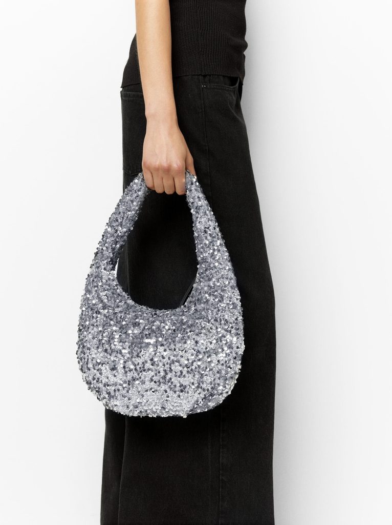 Un Bolso Que Se Debe Combinar Con Otros Accesorios