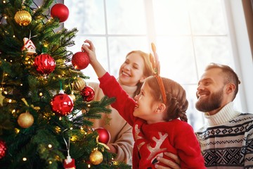 Tardarás segundos en montar este árbol de Navidad disponible en Amazon