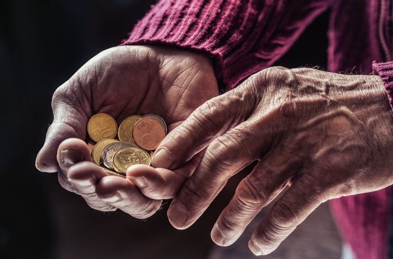 La OCU advierte a los jubilados sobre lo que deberían hacer con sus ahorros