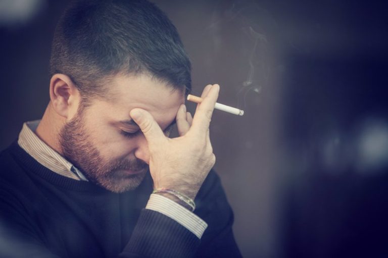 Si tu propósito de año nuevo es dejar de fumar, la sanidad pública te ayuda pagándote estos medicamentos