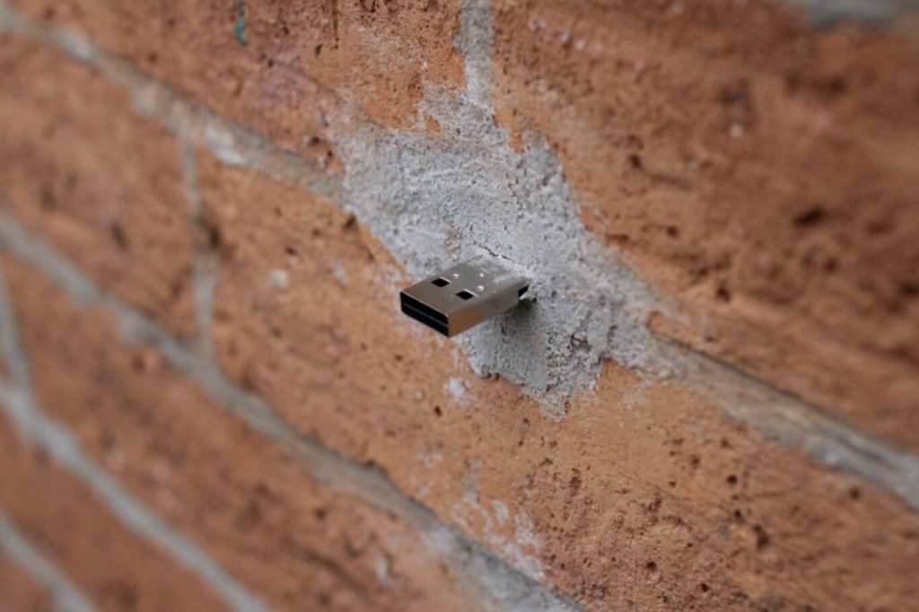 Mira Bien En Las Paredes De La Calle: Puede Haber Usbs Incrustados Y Todo Tiene Una Explicación 1 Image 68 6