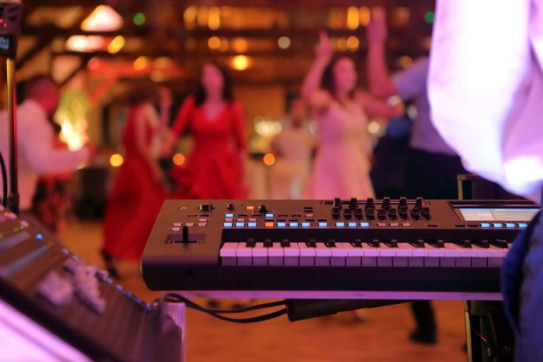 Contratar cantantes famosos para bodas con el servicio de la agencia Peculiar