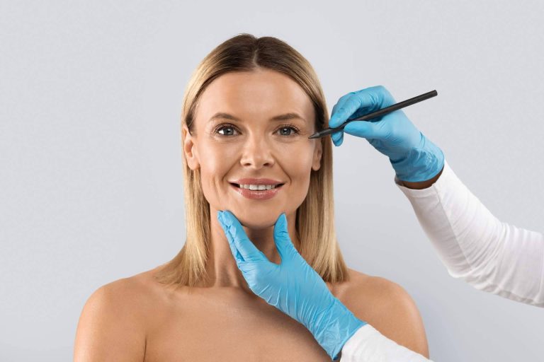 Realizarse una cirugía blefaroplastia con los expertos de Centro Médico El Pilar