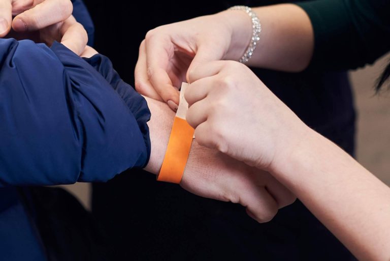 Srflyer.com fabrica pulseras para eventos