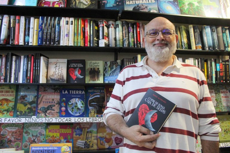 Manuel Acosta Más se dirige a los que ‘luchan cada día por ser ellos mismos’ mediante su libro ‘Cofre de lunas, caja de sedas’